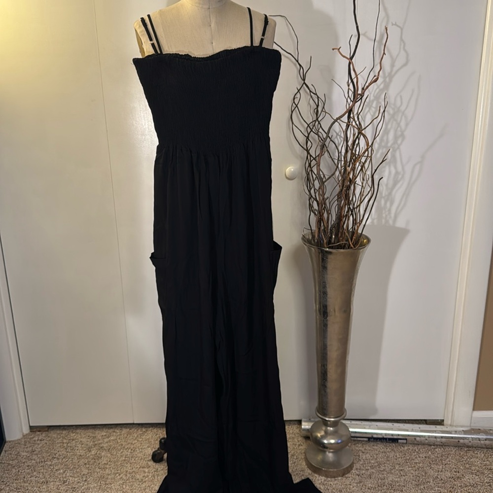 Black sleeveless pants jumpsuit with pockets and adjustable straps